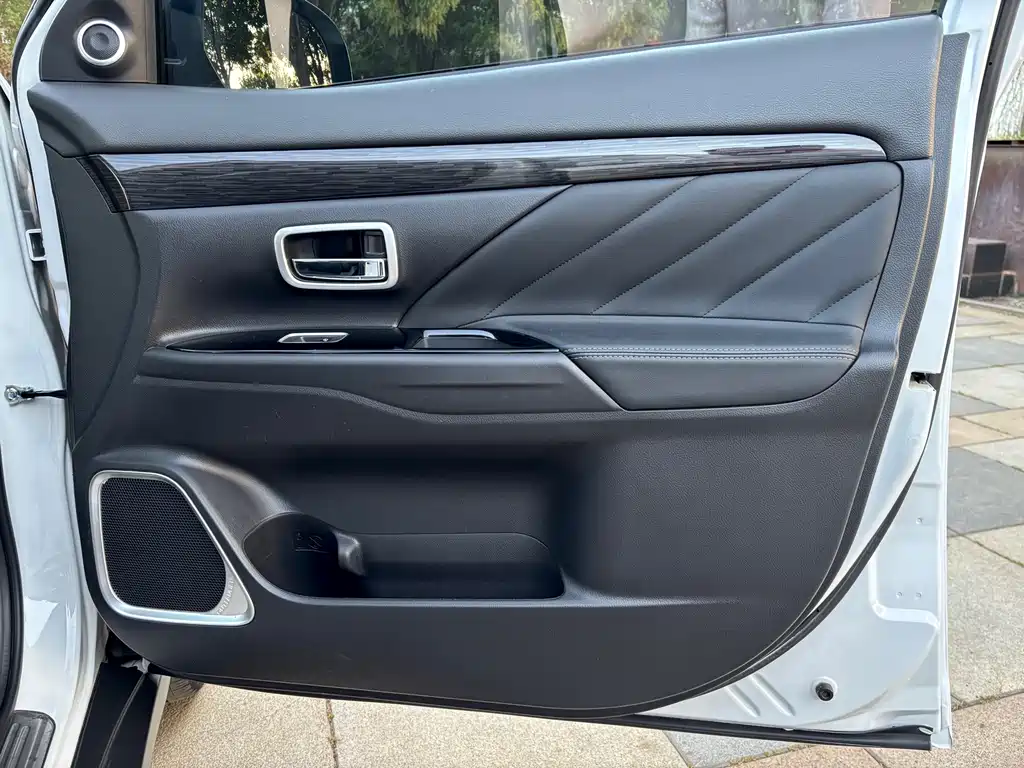 Mitsubishi Outlander — фото 17