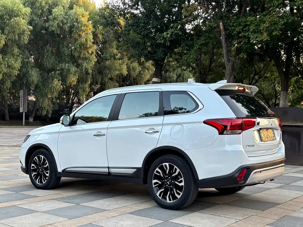 Mitsubishi Outlander — фото 4