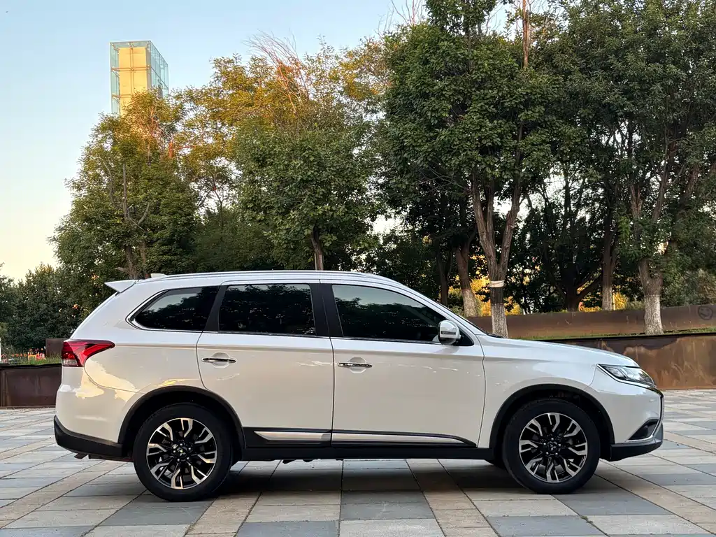 Mitsubishi Outlander — фото 7