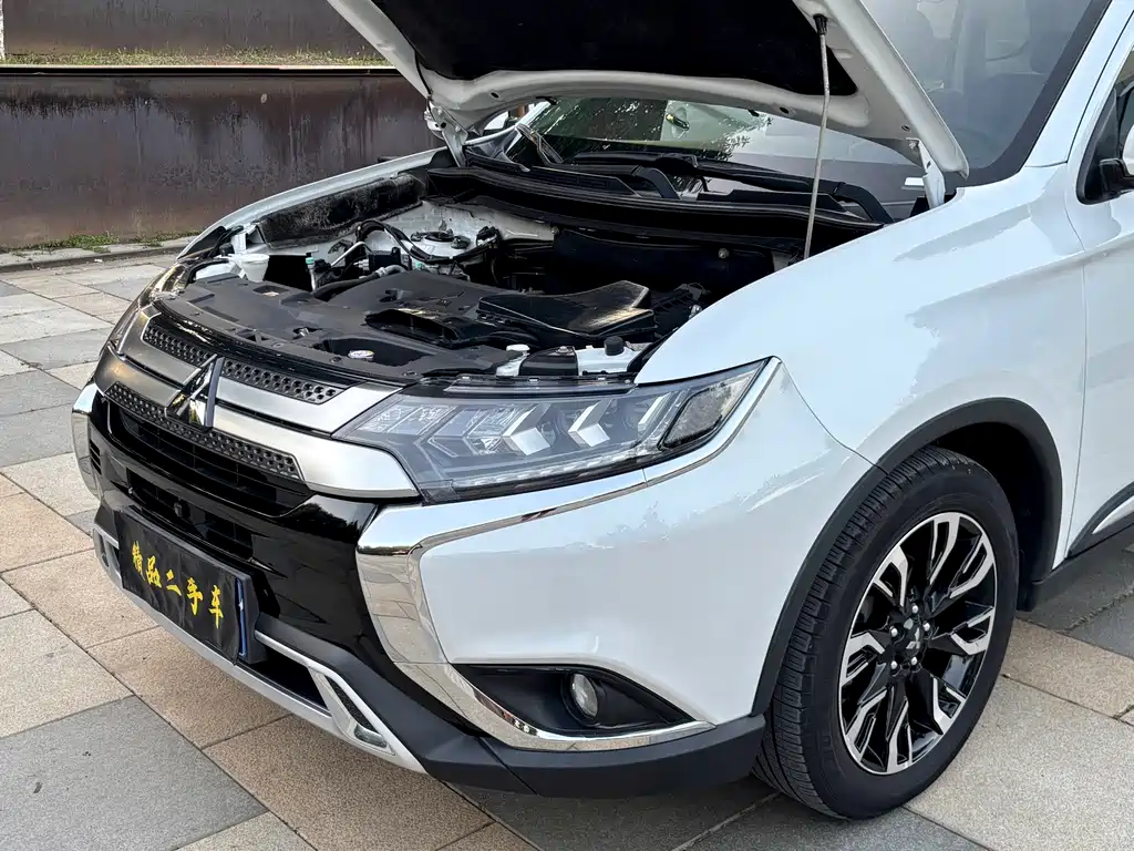 Mitsubishi Outlander — фото 10