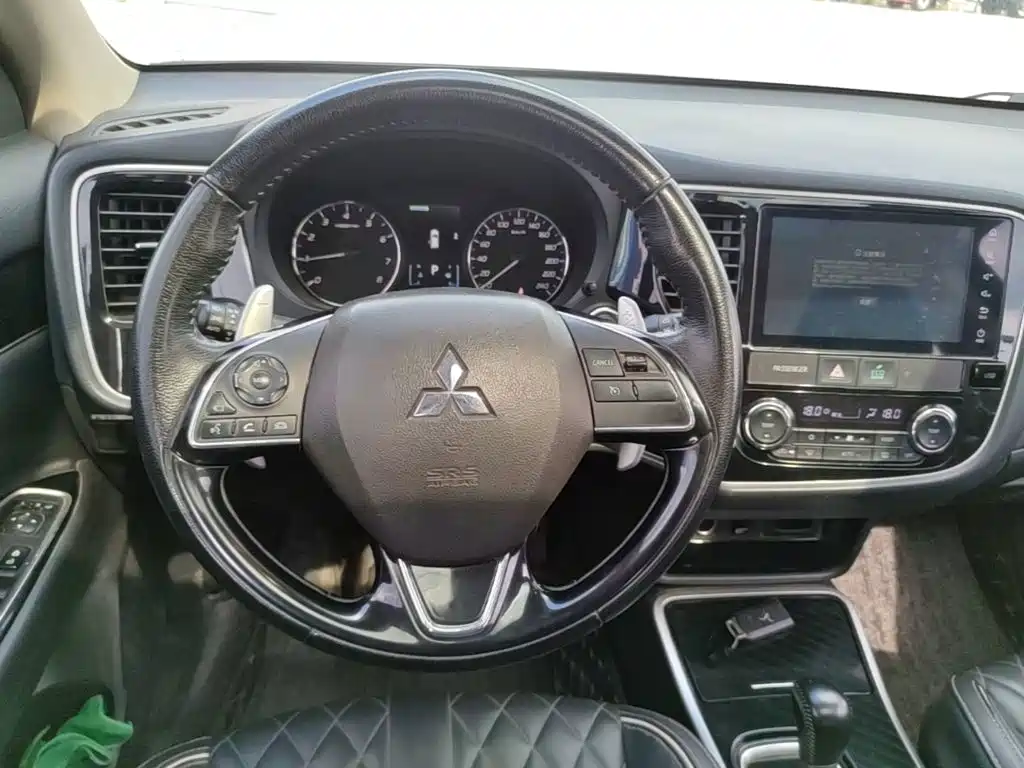 Mitsubishi Outlander — фото 11