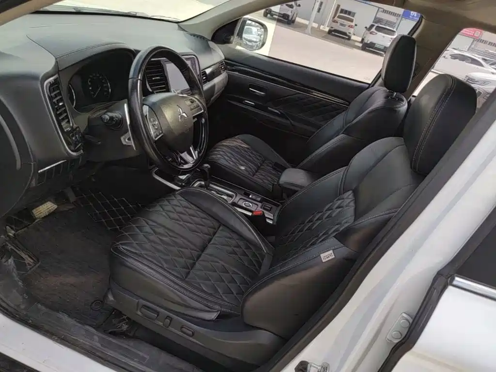 Mitsubishi Outlander — фото 15
