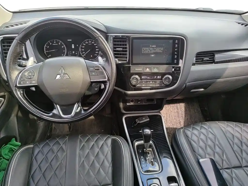 Mitsubishi Outlander — фото 10