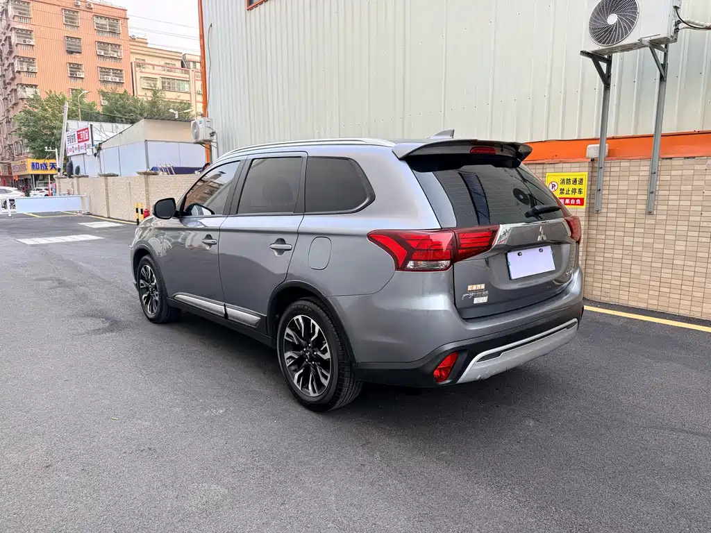 Mitsubishi Outlander — фото 7