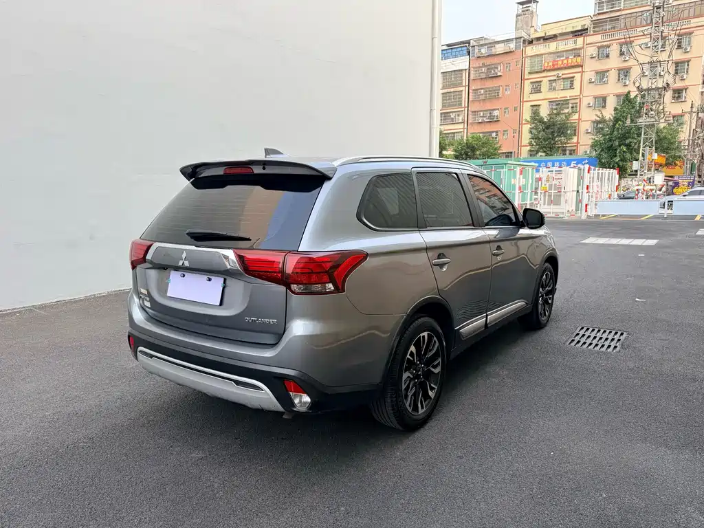 Mitsubishi Outlander — фото 9