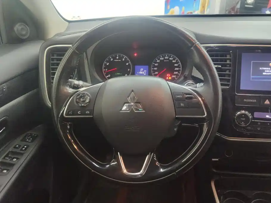 Mitsubishi Outlander — фото 15