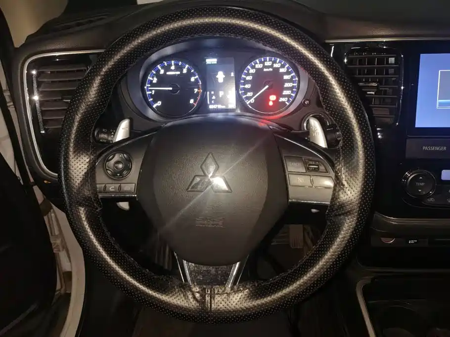 Mitsubishi Outlander — фото 15