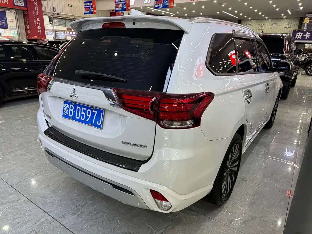 Mitsubishi Outlander — фото 15