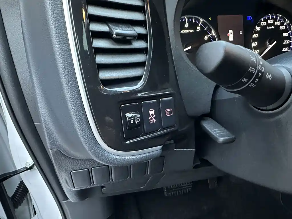 Mitsubishi Outlander — фото 11