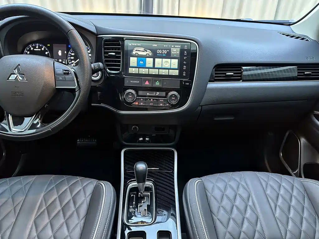 Mitsubishi Outlander — фото 14