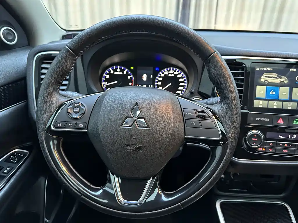 Mitsubishi Outlander — фото 7
