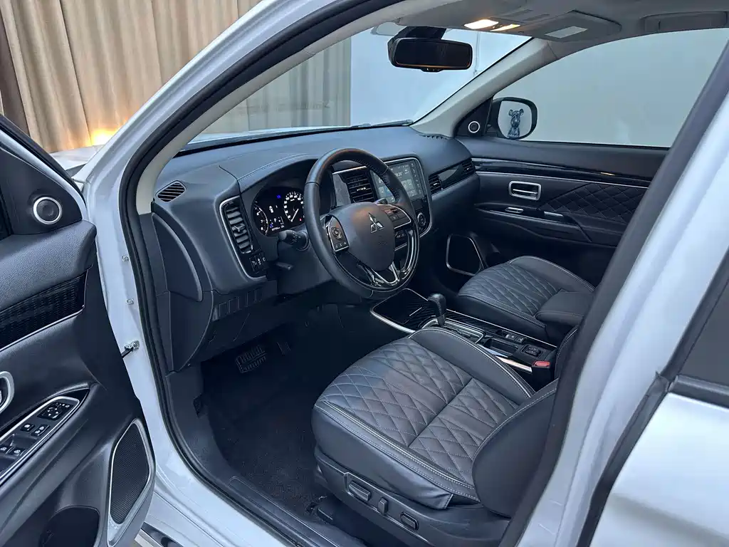 Mitsubishi Outlander — фото 10