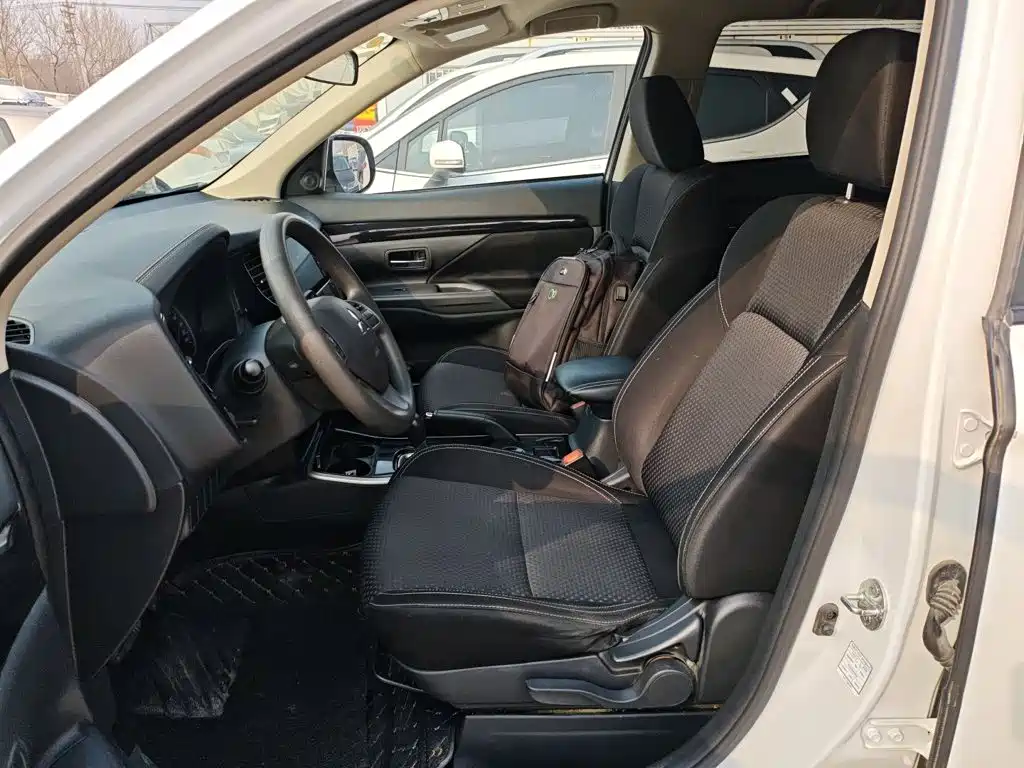 Mitsubishi Outlander — фото 11
