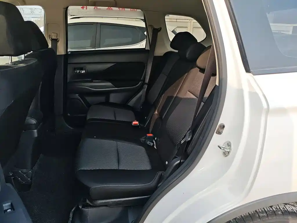 Mitsubishi Outlander — фото 13