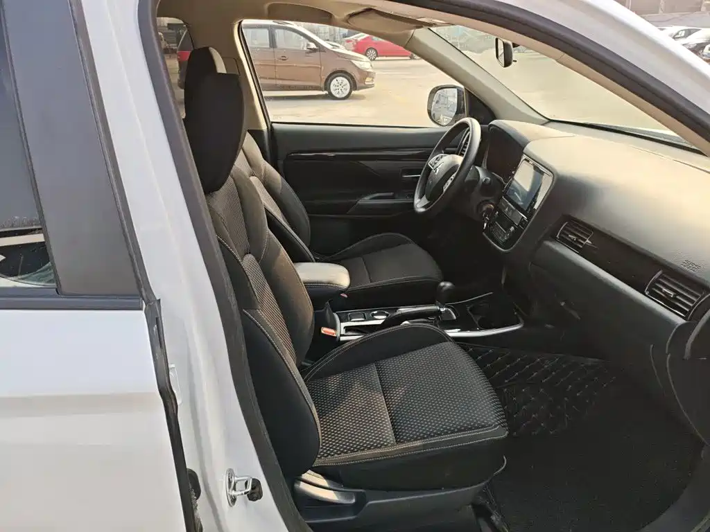 Mitsubishi Outlander — фото 20