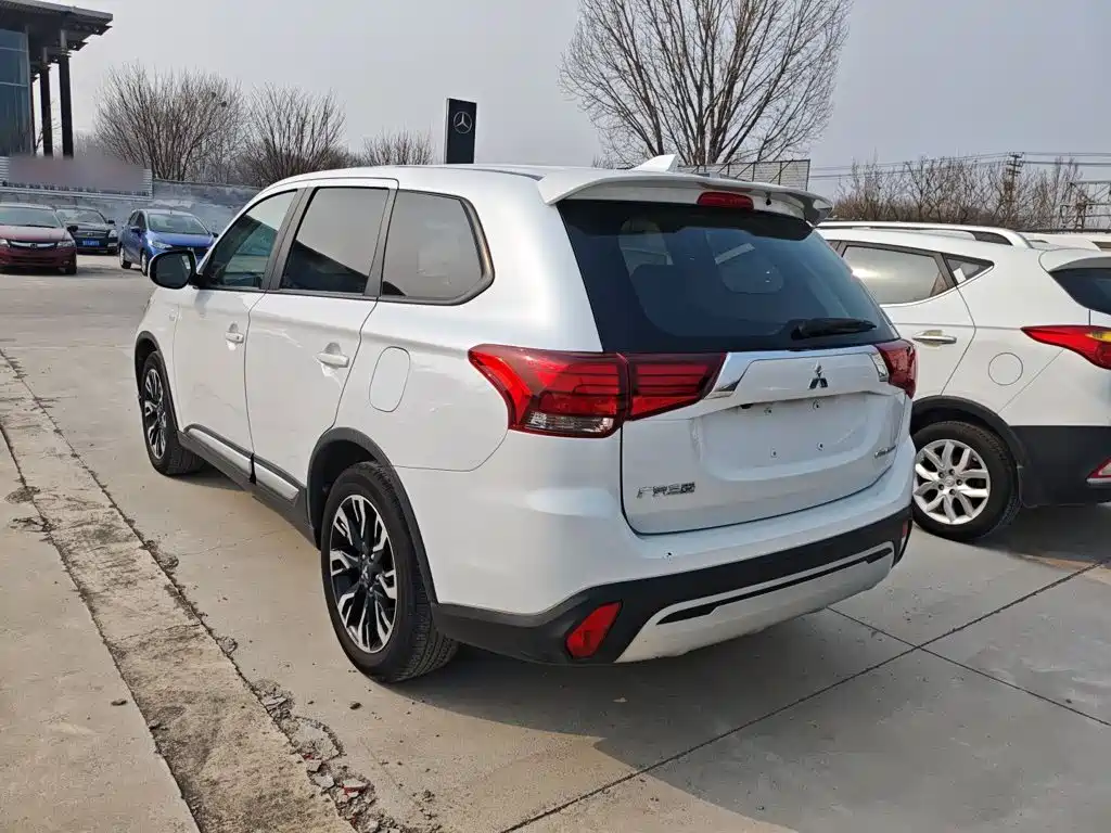 Mitsubishi Outlander — фото 23