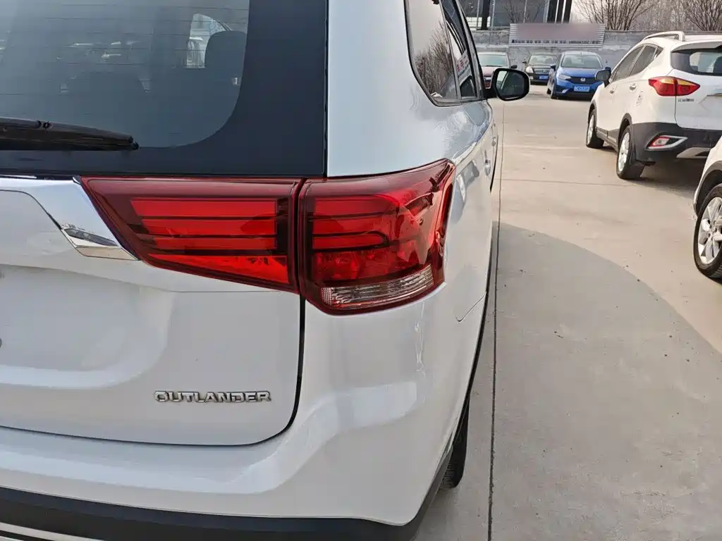 Mitsubishi Outlander — фото 24