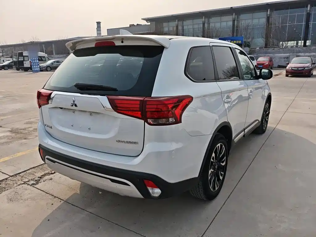 Mitsubishi Outlander — фото 5