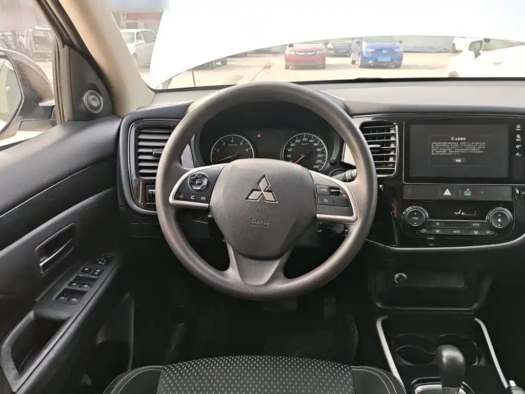 Mitsubishi Outlander — фото 7