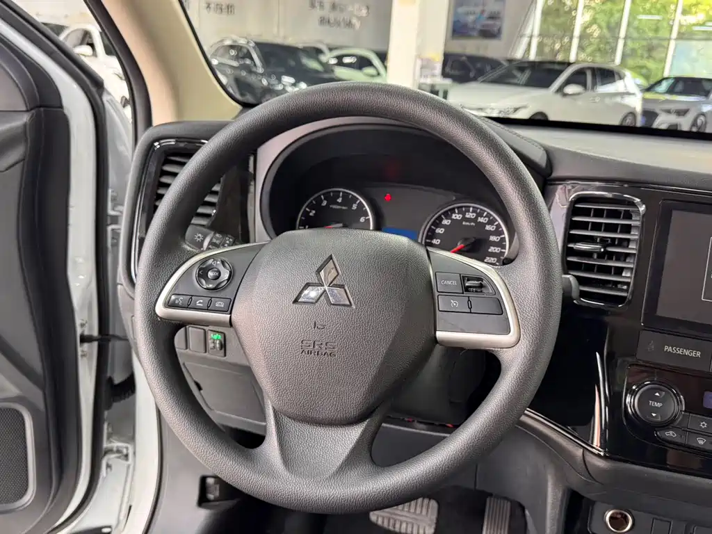Mitsubishi Outlander — фото 11