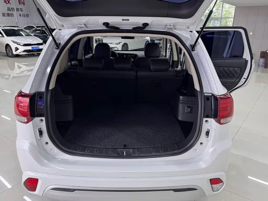 Mitsubishi Outlander — фото 14