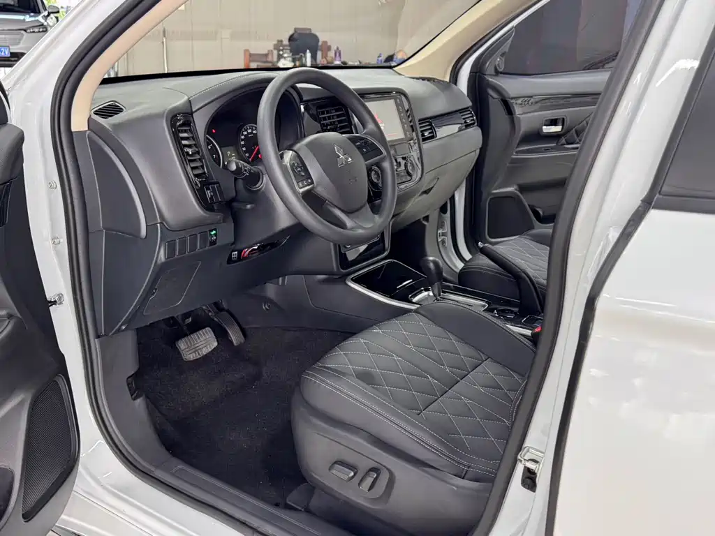 Mitsubishi Outlander — фото 7