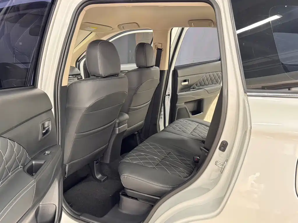 Mitsubishi Outlander — фото 10