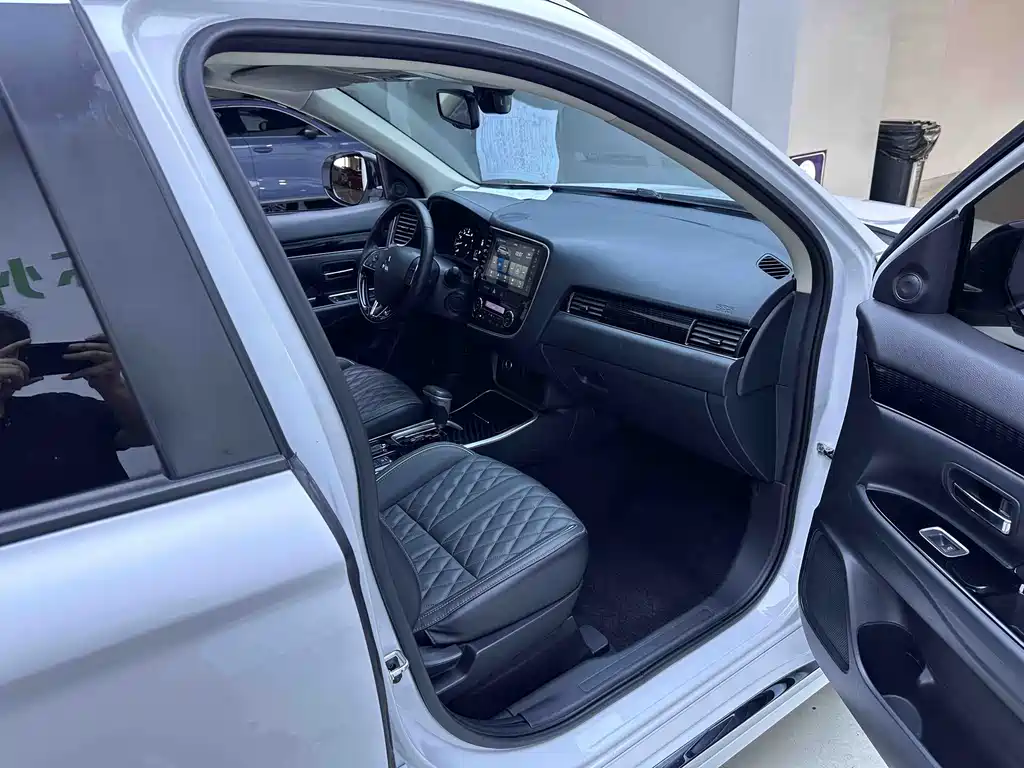 Mitsubishi Outlander — фото 11
