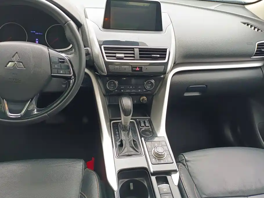 Mitsubishi Eclipse Cross — фото 16