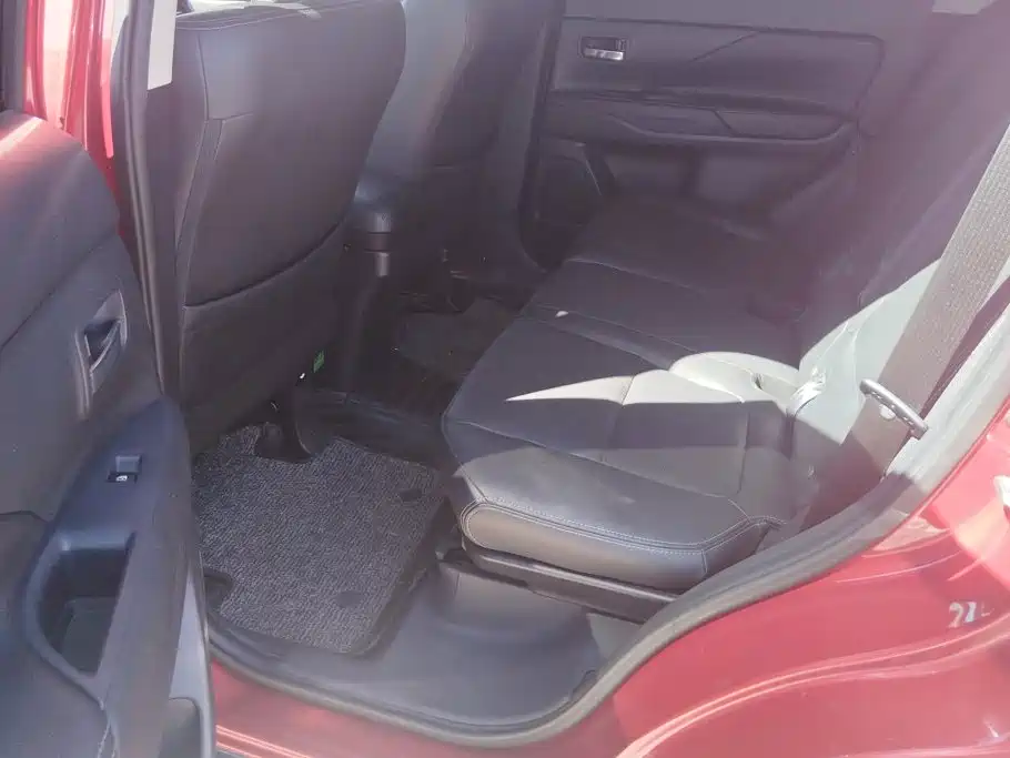 Mitsubishi Outlander — фото 11