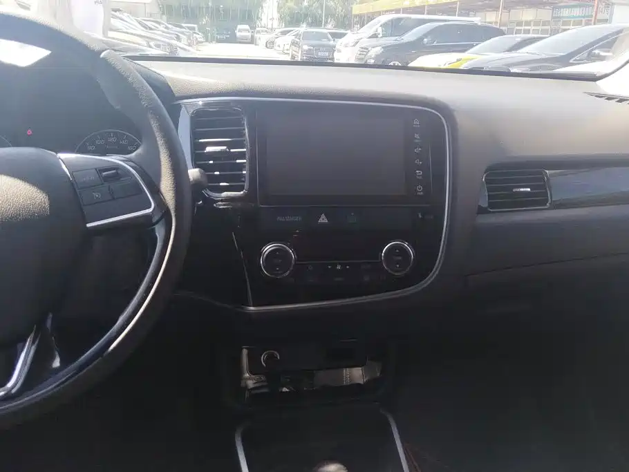 Mitsubishi Outlander — фото 13