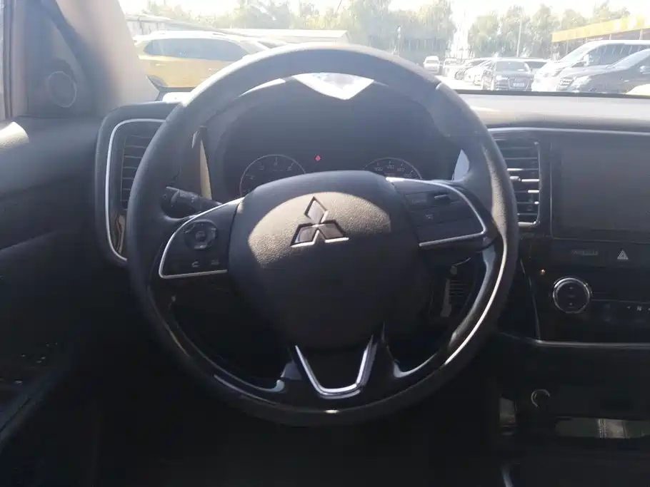 Mitsubishi Outlander — фото 15