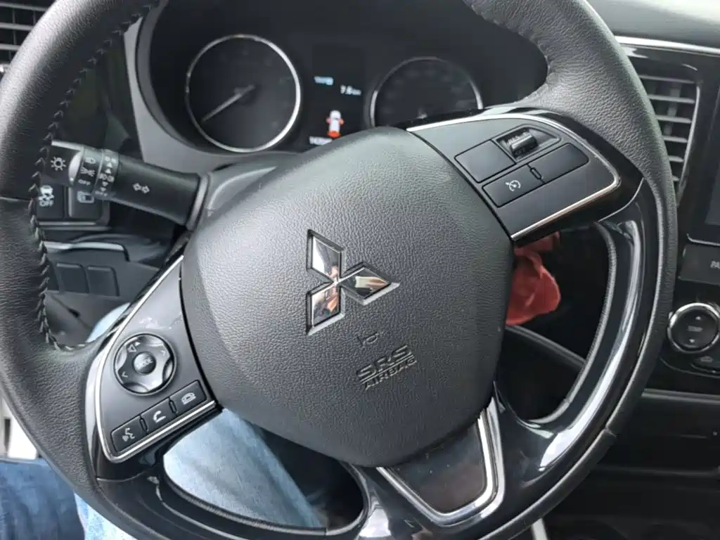 Mitsubishi Outlander — фото 11