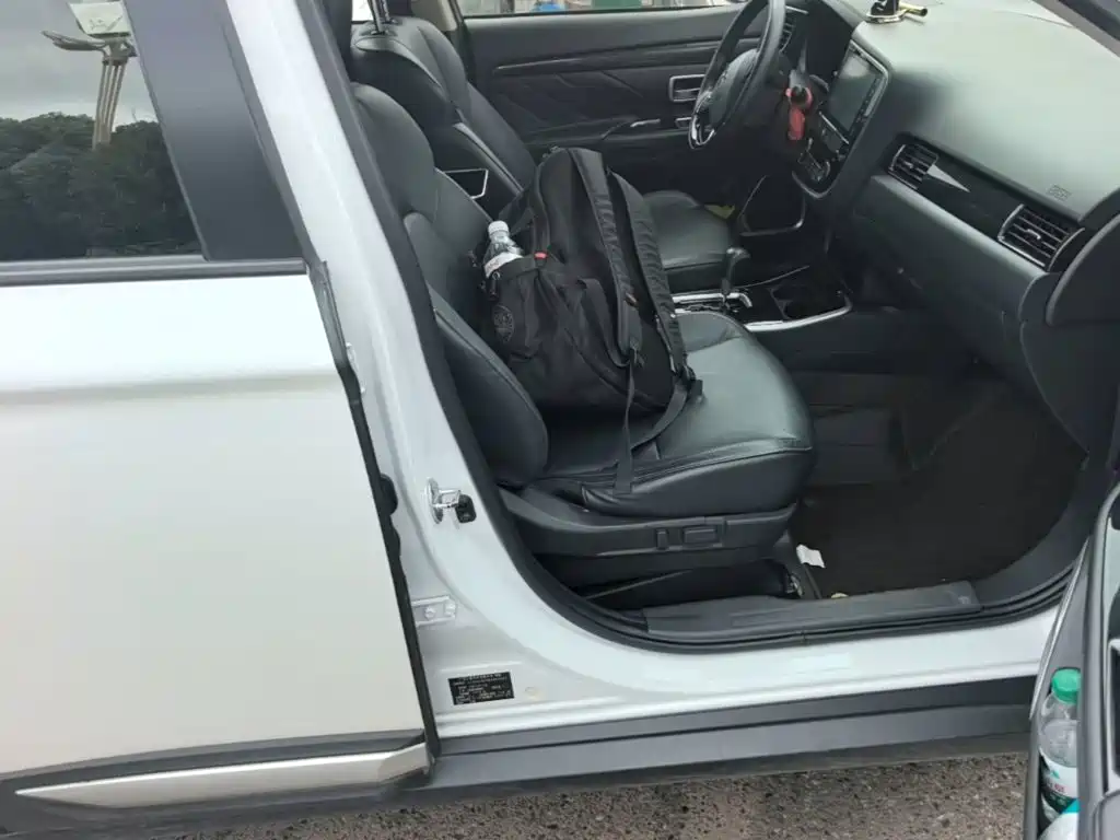 Mitsubishi Outlander — фото 25
