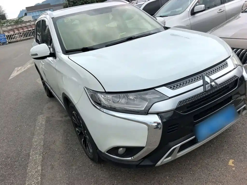 Mitsubishi Outlander — фото 4