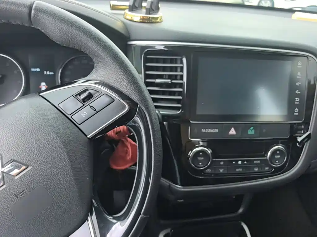 Mitsubishi Outlander — фото 10