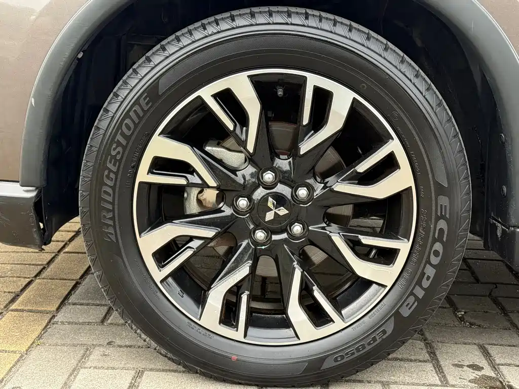 Mitsubishi Outlander — фото 11