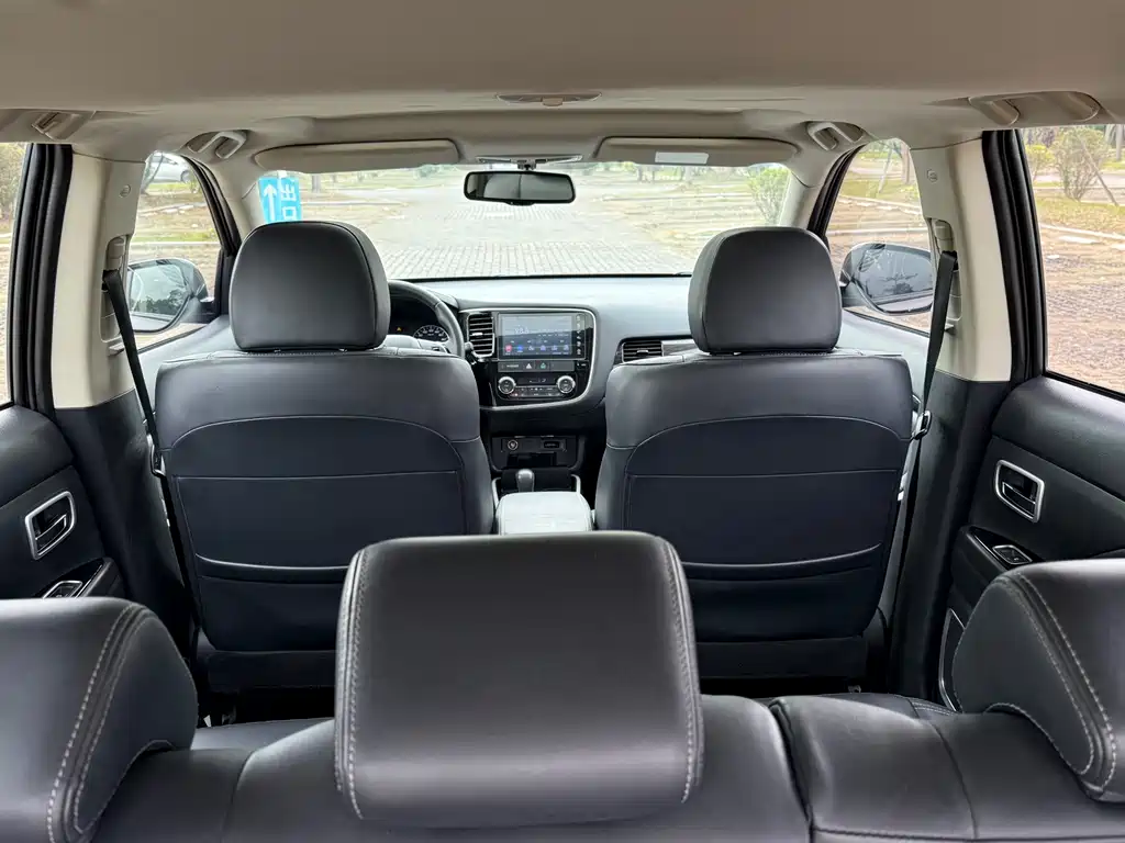 Mitsubishi Outlander — фото 14