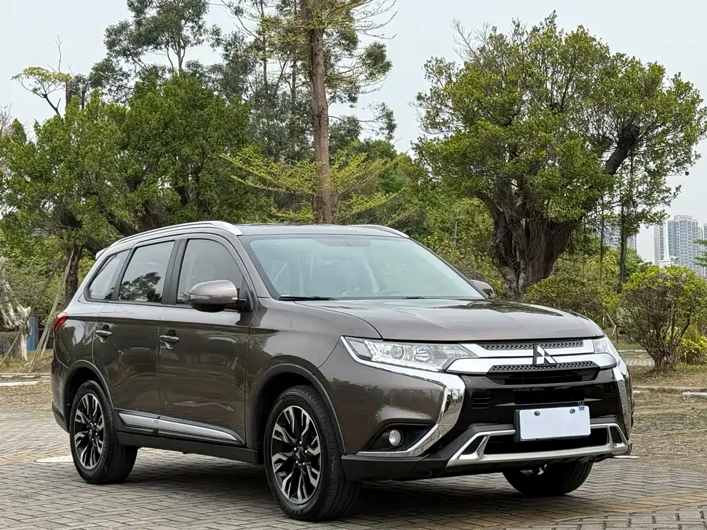 Mitsubishi Outlander — фото 3