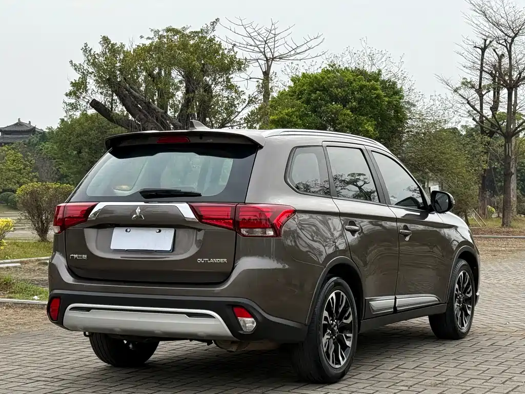 Mitsubishi Outlander — фото 8