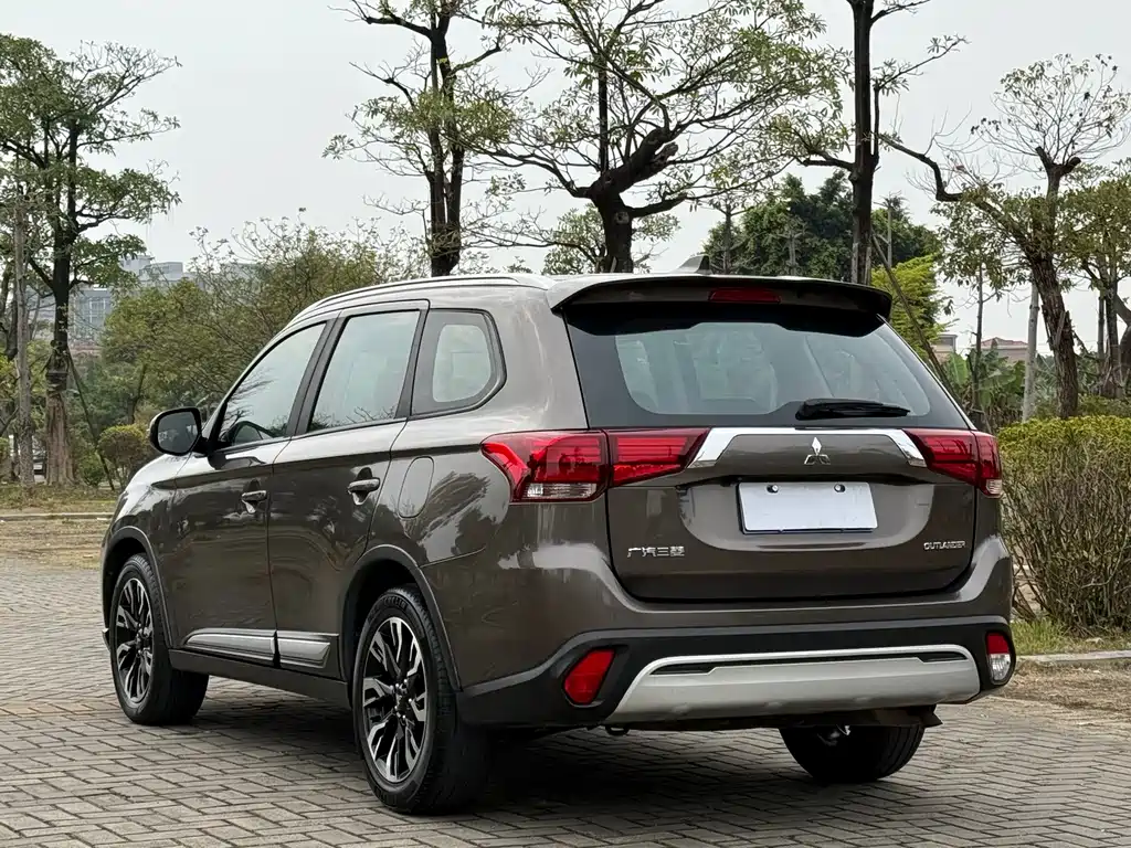 Mitsubishi Outlander — фото 9