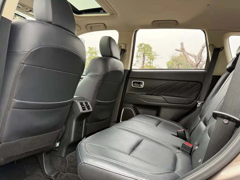 Mitsubishi Outlander — фото 10