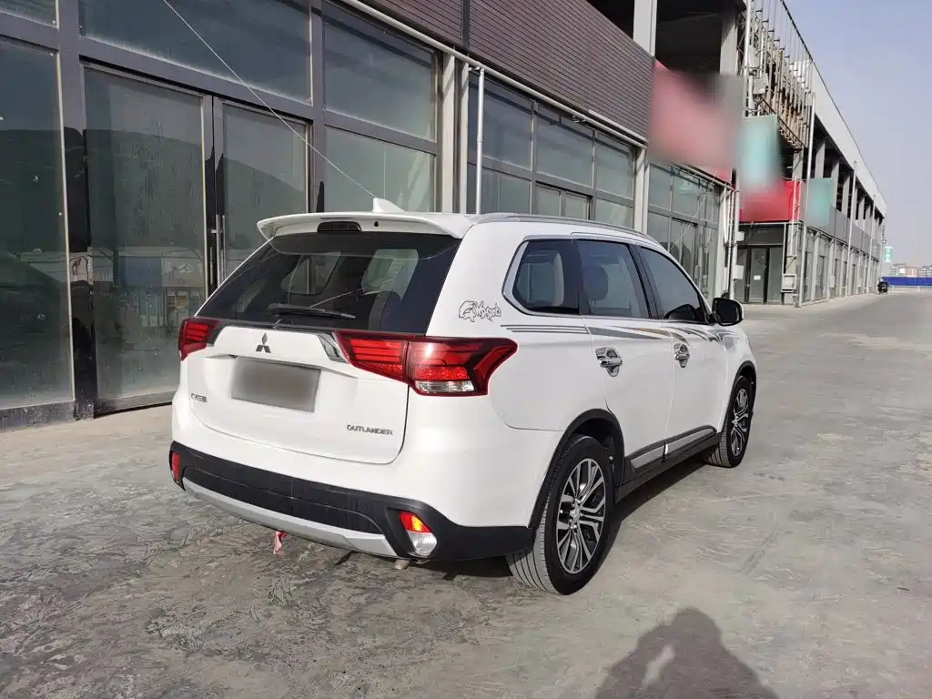 Mitsubishi Outlander — фото 7