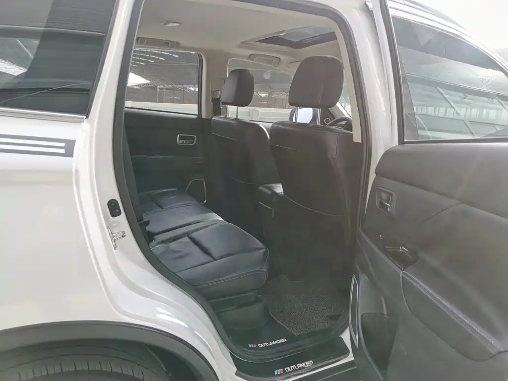 Mitsubishi Outlander — фото 10