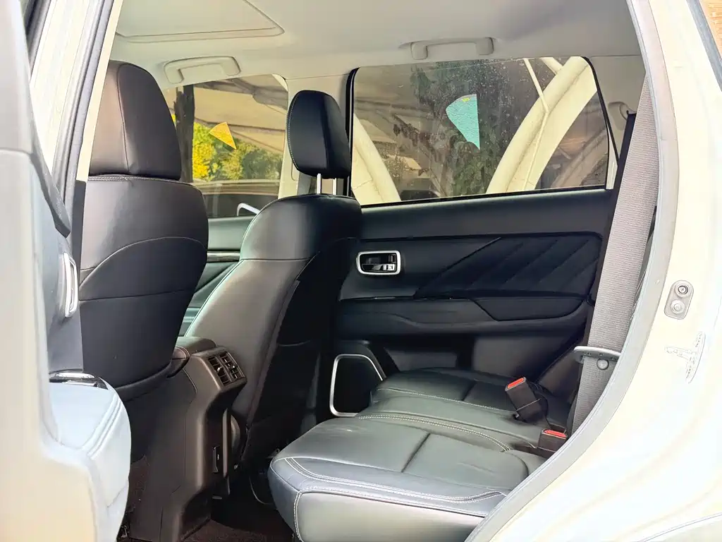 Mitsubishi Outlander — фото 11
