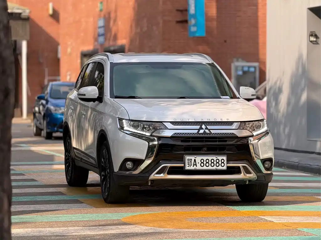Mitsubishi Outlander — фото 3