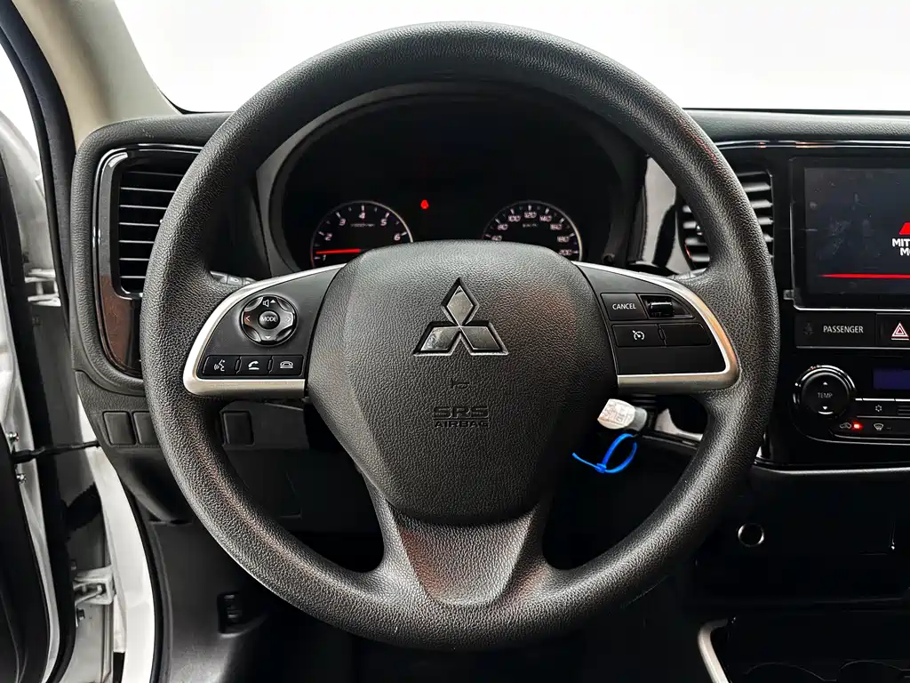 Mitsubishi Outlander — фото 11