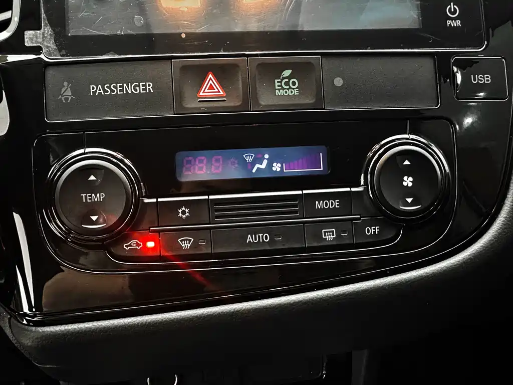 Mitsubishi Outlander — фото 13