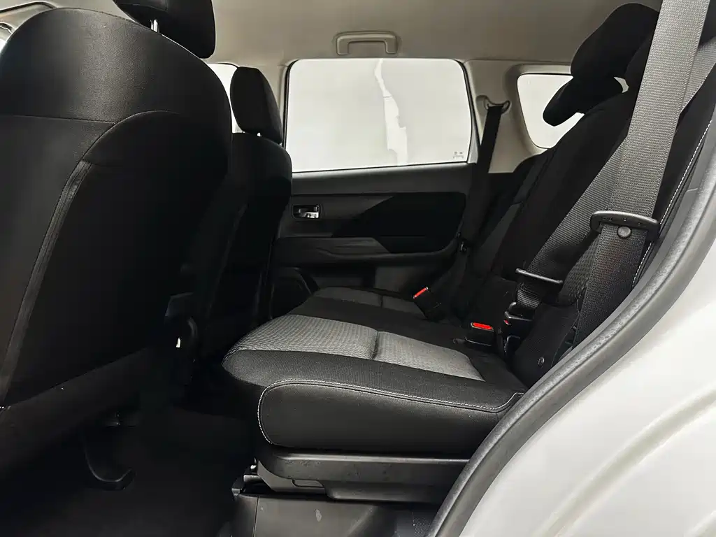 Mitsubishi Outlander — фото 17