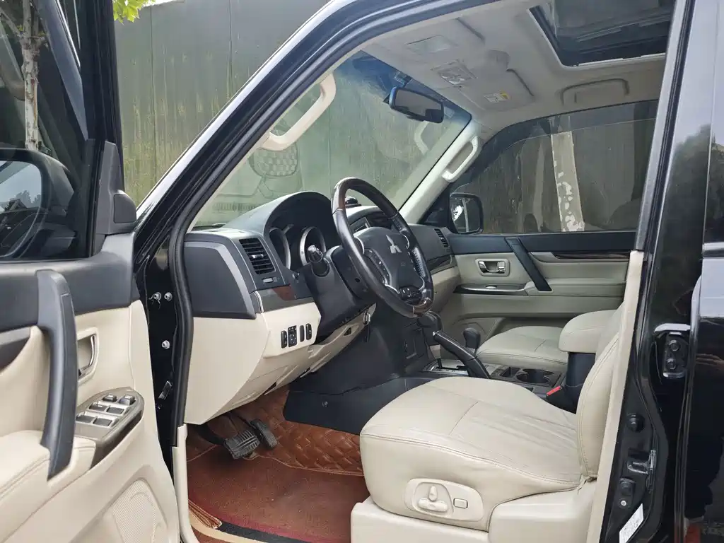 Mitsubishi Pajero (Import) — фото 4